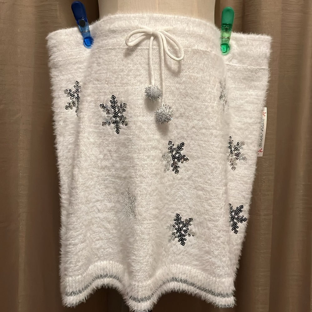 Derek Heart Women’s Plus 3X White Skirt with Silver Snowflakes NWT